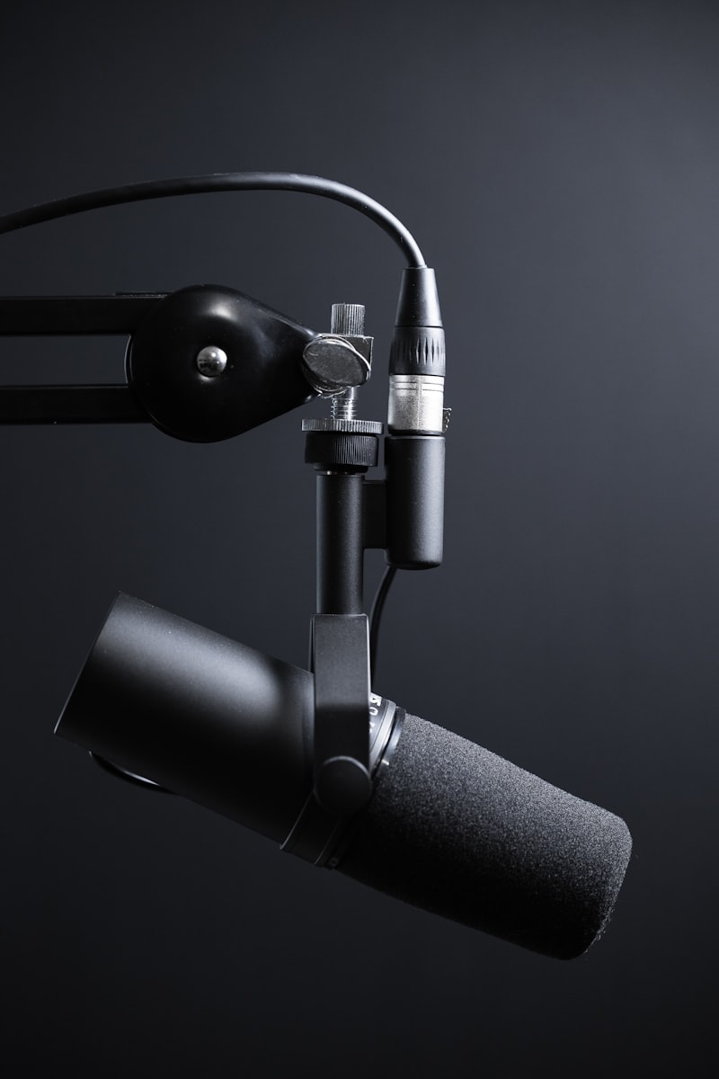 Setup microfonico professionale per podcast e interviste video
